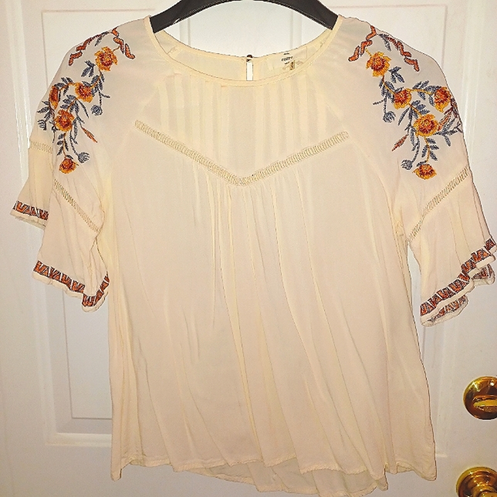 Entro Cream Floral Accent Short Sleeve Shirt with Keyhole Button Detail Sz Small
